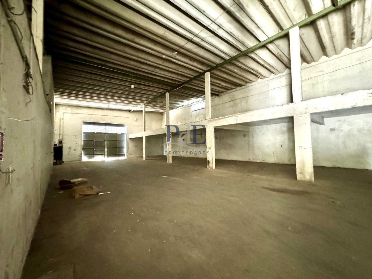 Galpón en Lussich - 654 m² en esquina con doble entrada de camión - Imagen 6