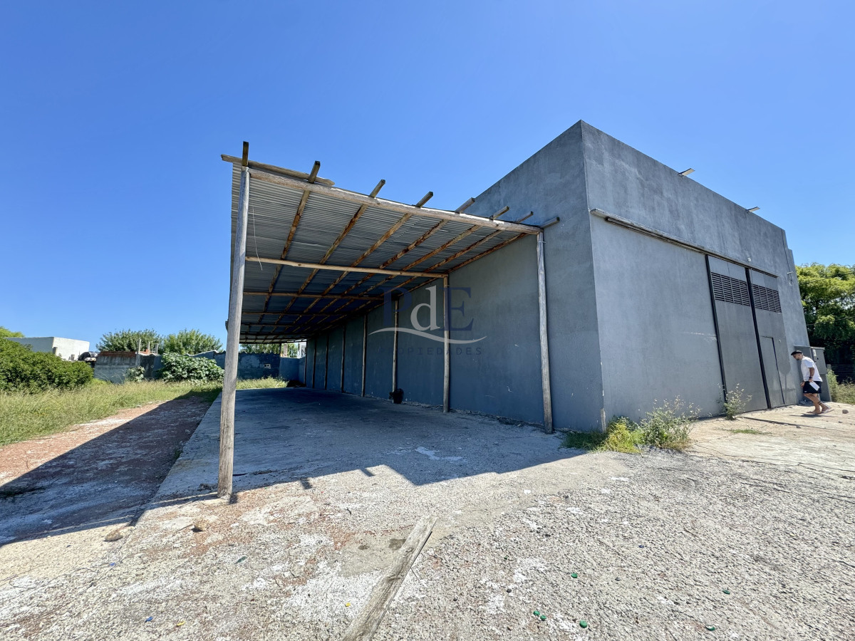 Galpón en Lussich - 654 m² en esquina con doble entrada de camión