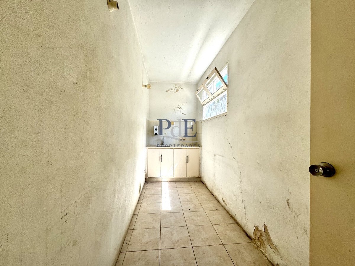 Galpón en Lussich - 654 m² en esquina con doble entrada de camión - Imagen 11