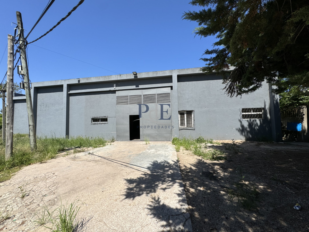 Galpón en Lussich - 654 m² en esquina con doble entrada de camión - Imagen 2