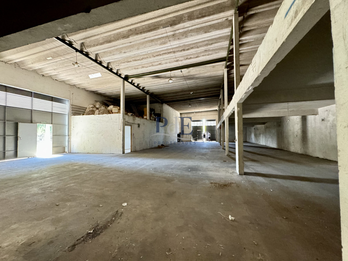 Galpón en Lussich - 654 m² en esquina con doble entrada de camión - Imagen 3