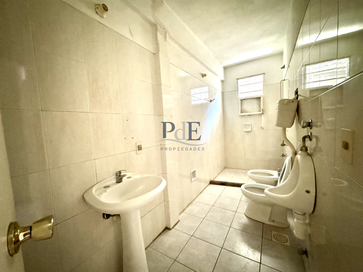 Galpón en Lussich - 654 m² en esquina con doble entrada de camión - Imagen 12