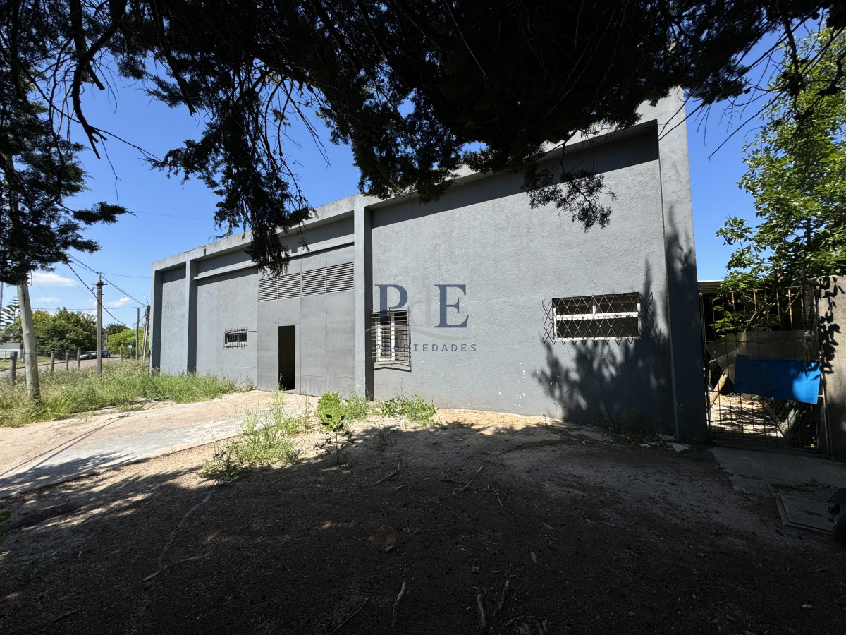 Galpón en Lussich - 654 m² en esquina con doble entrada de camión - Imagen 1