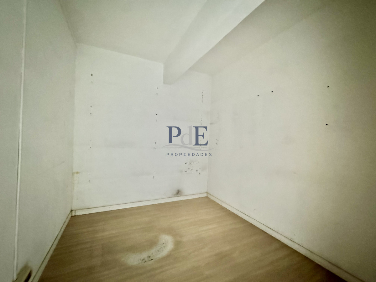 Galpón en Lussich - 654 m² en esquina con doble entrada de camión - Imagen 9