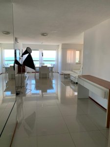 Amplio apartamento con vista al mar, 3 dormitorios con garaje. EN VENTA 