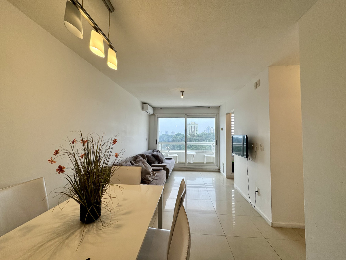 Depto 1 dormitorio con balcón zona Shopping Punta del Este