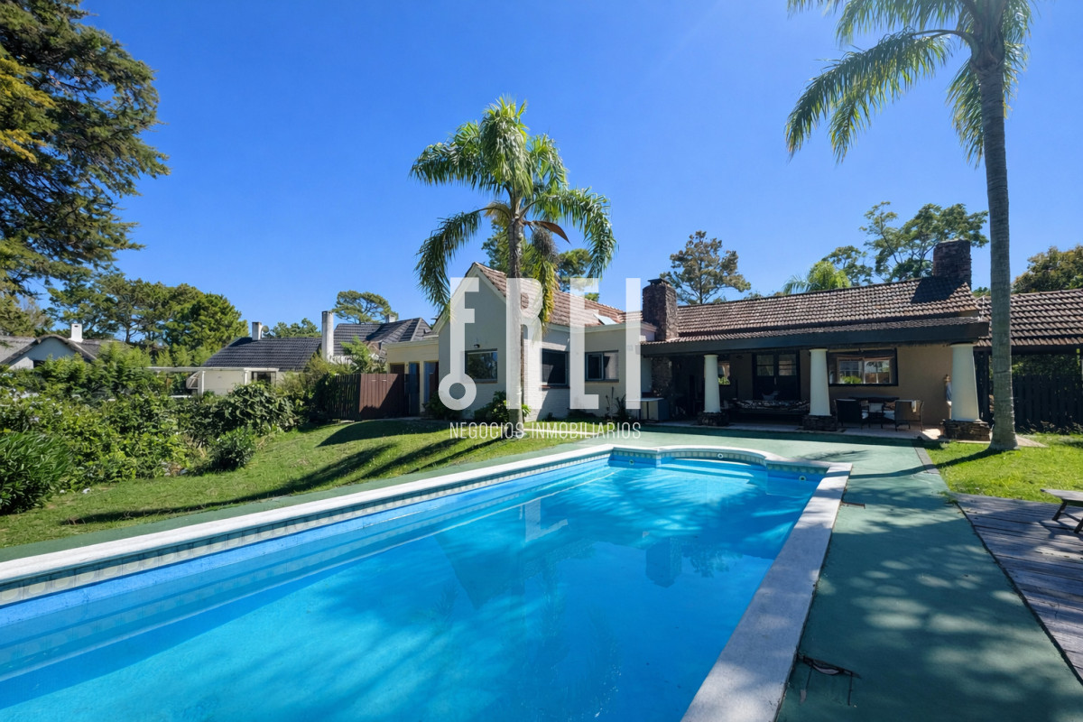 ESPECTACULAR CASA DE 3 DORMITORIOS + DEPENDENCIA EN RINCON DEL INDIO - FNI752C