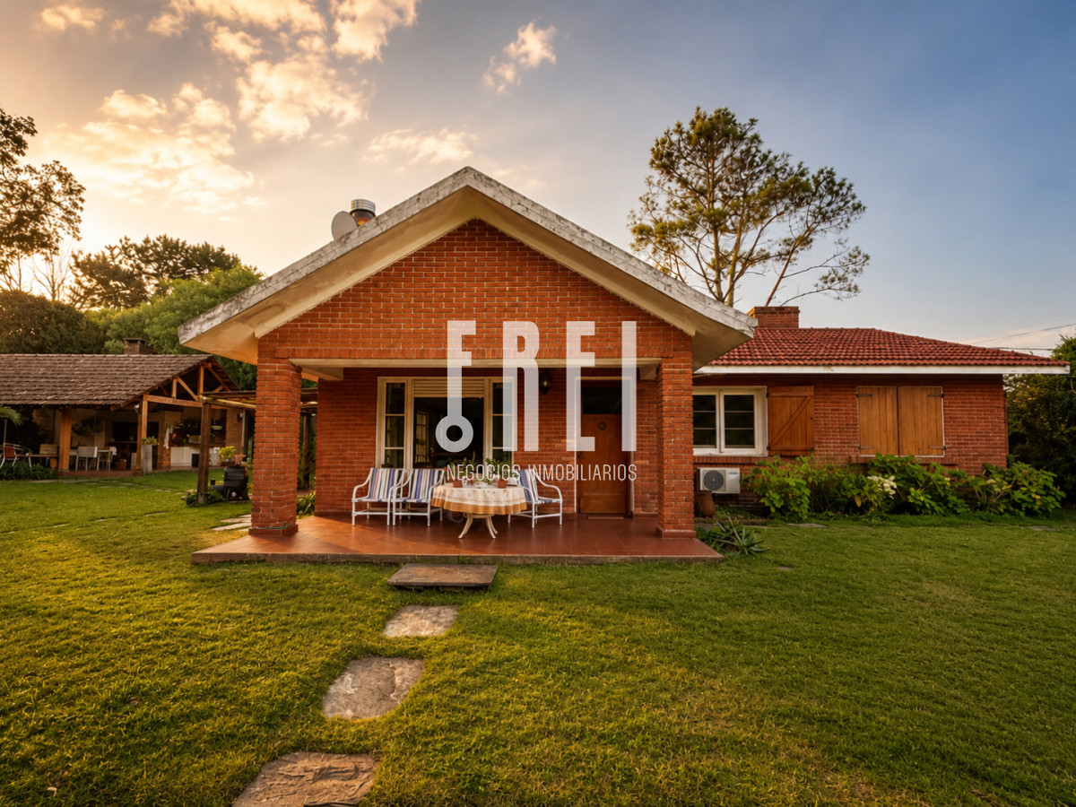 CASA 4 DORMITORIOS EN PLAYA MANSA - FNI826C