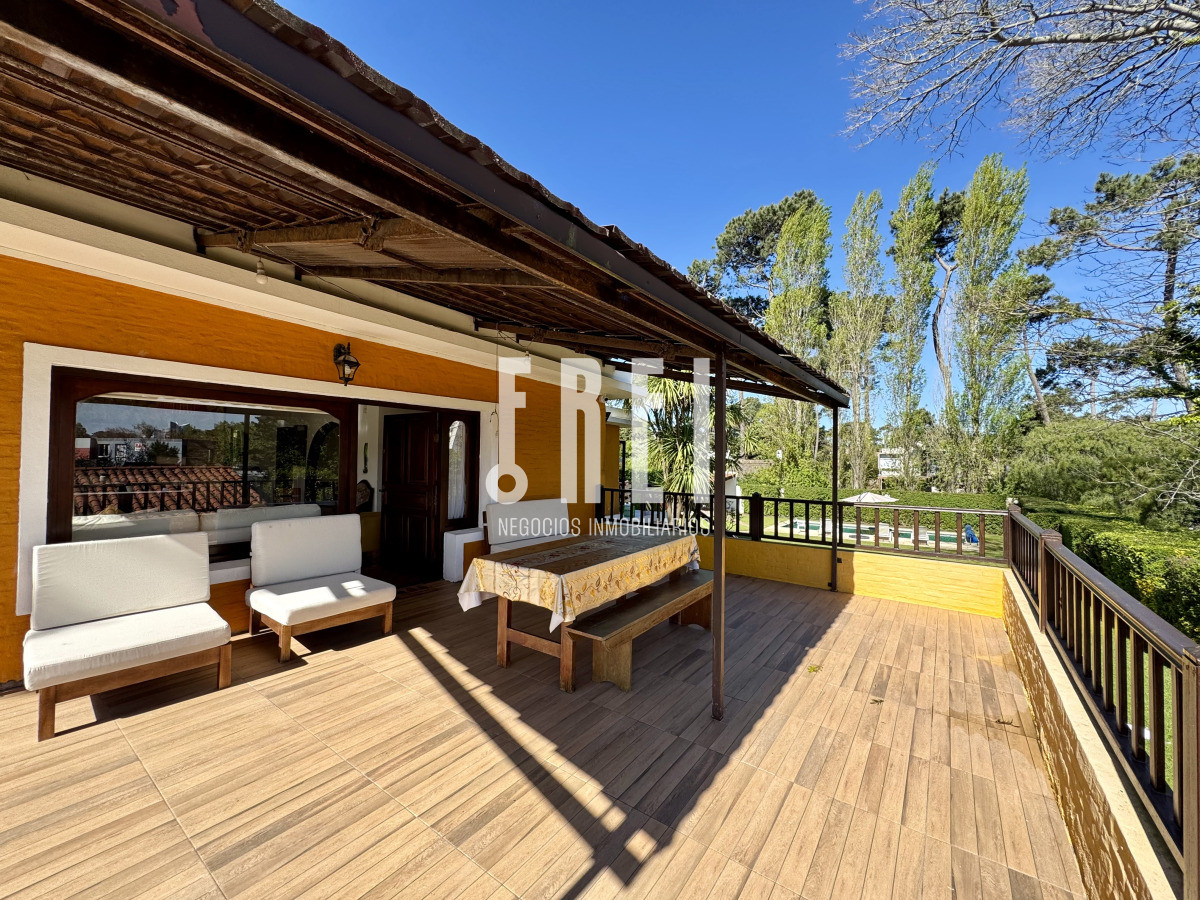 Casa ID.621 - Chalet 4 dormitorios en alquiler temporal Punta del Este
