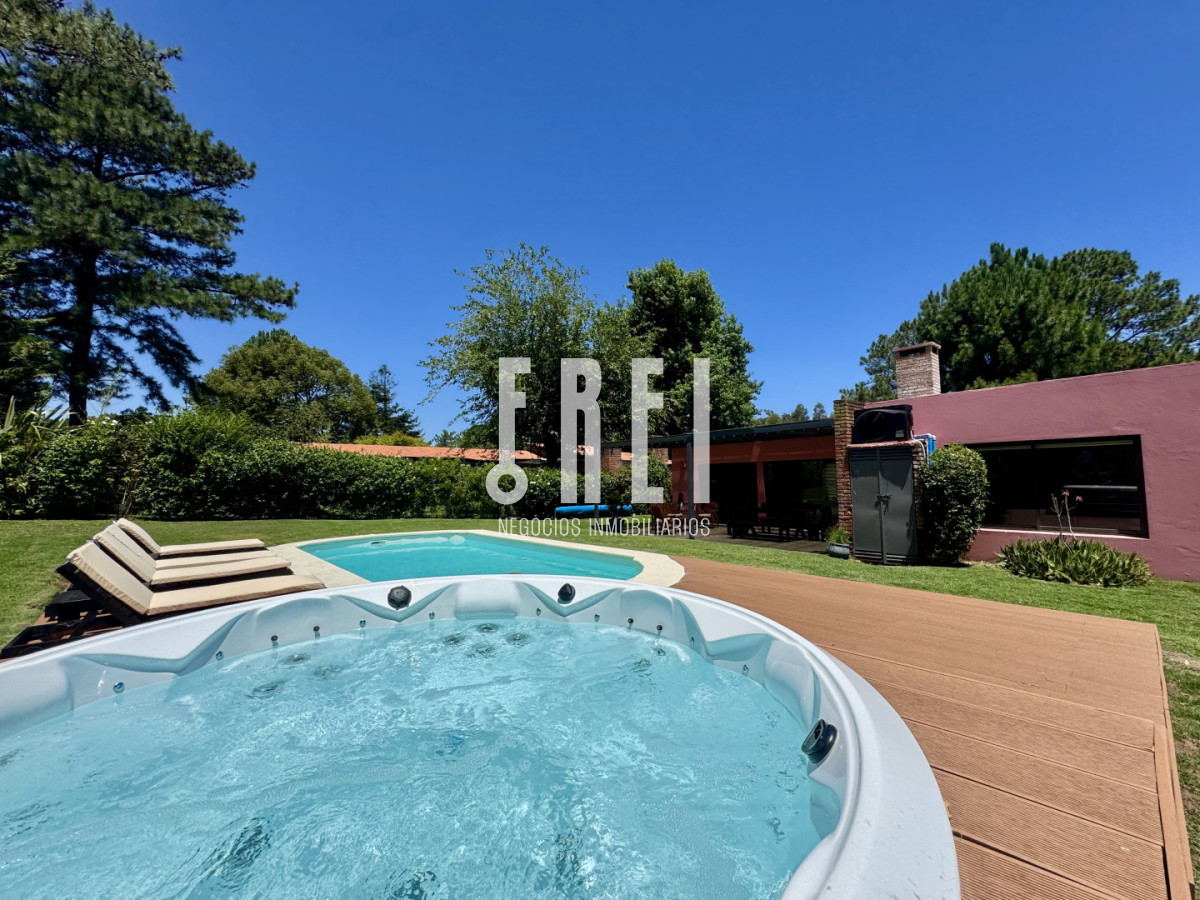 Casa ID.637 - Casa 2 dormitorios en Pinares, parrillero, piscina y jacuzzi.