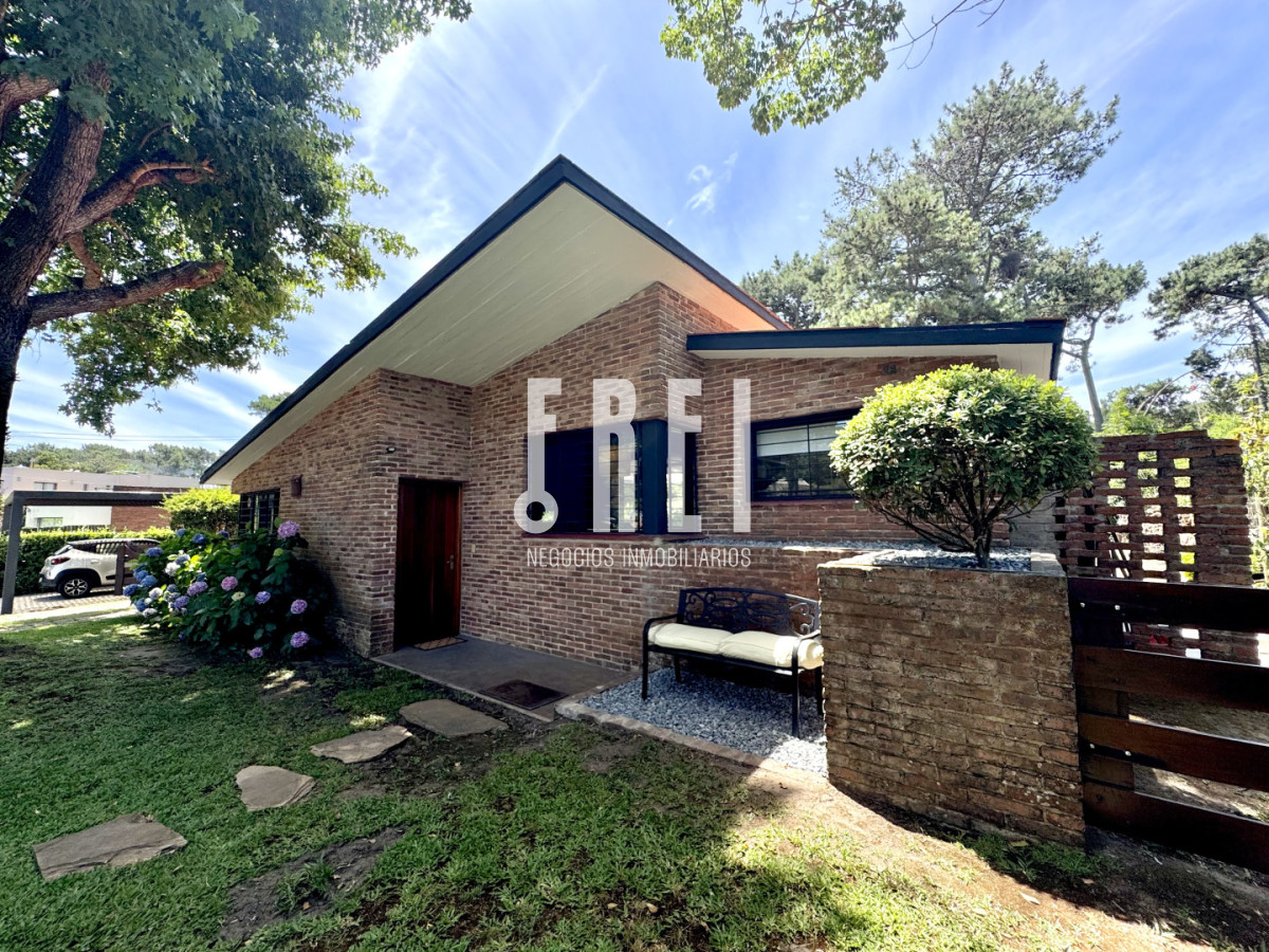 Casa en Punta del Este, Pinares - FNI635C