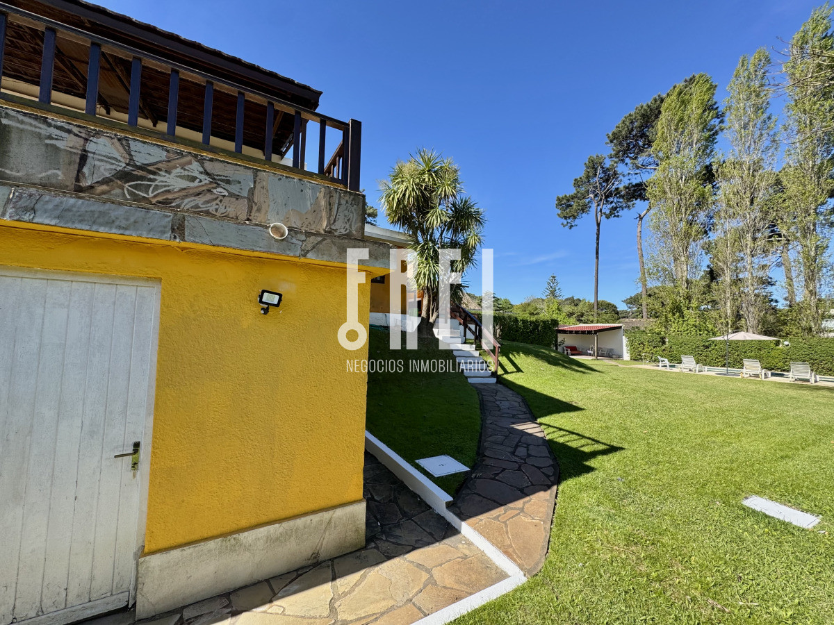 Casa ID.621 - Chalet 4 dormitorios en alquiler temporal Punta del Este