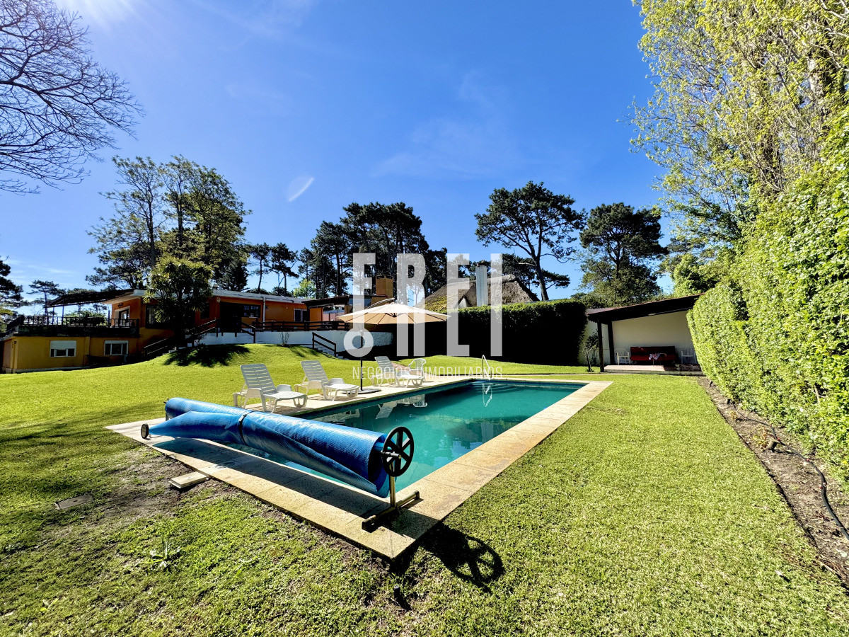 Chalet 4 dormitorios en alquiler temporal Punta del Este - FNI621C