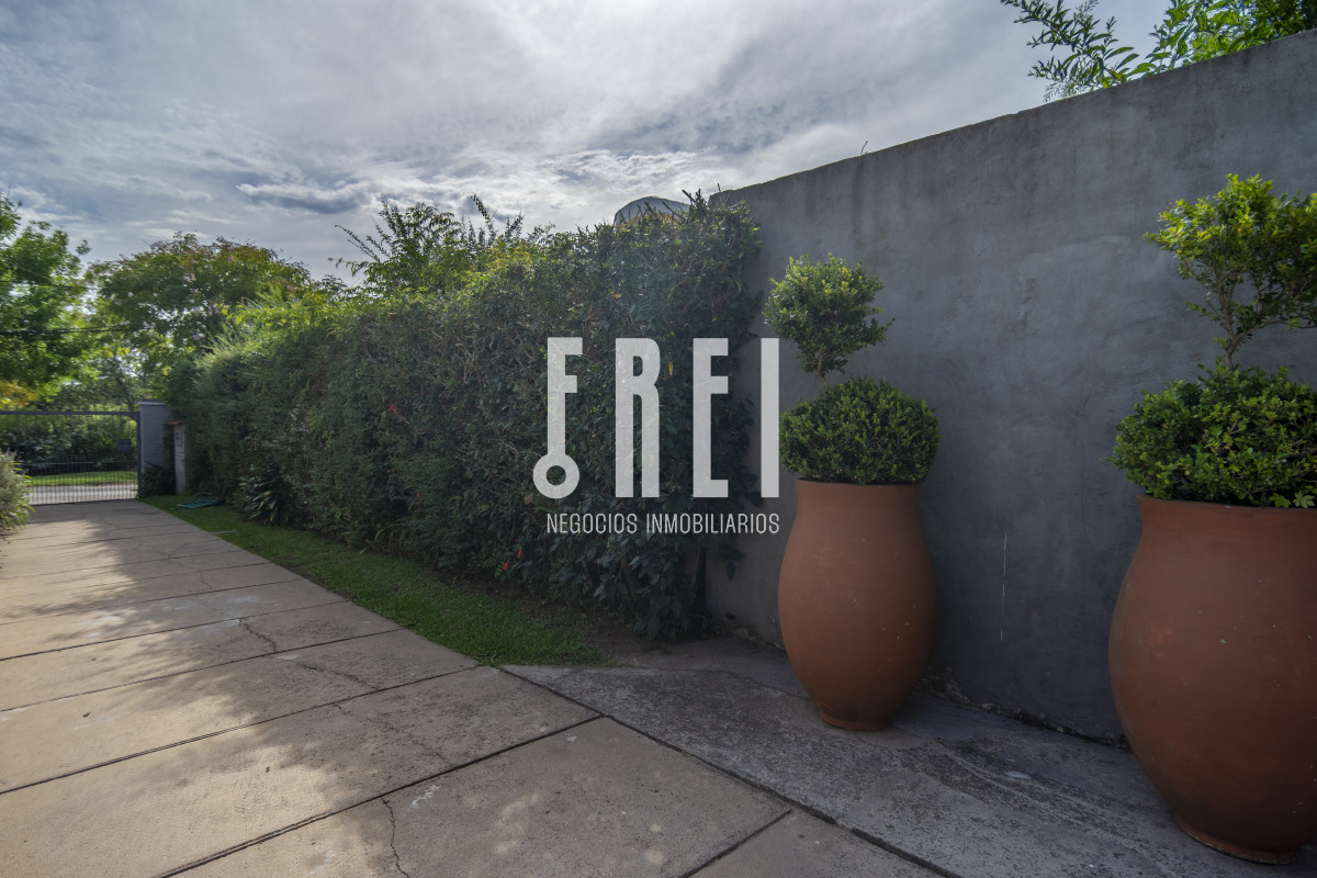 Casa ID.88 - HERMOSA CASA EN VENTA 3 DORMITORIOS+ CASA DE HUESPEDES PISCINA Y PARRILLERO