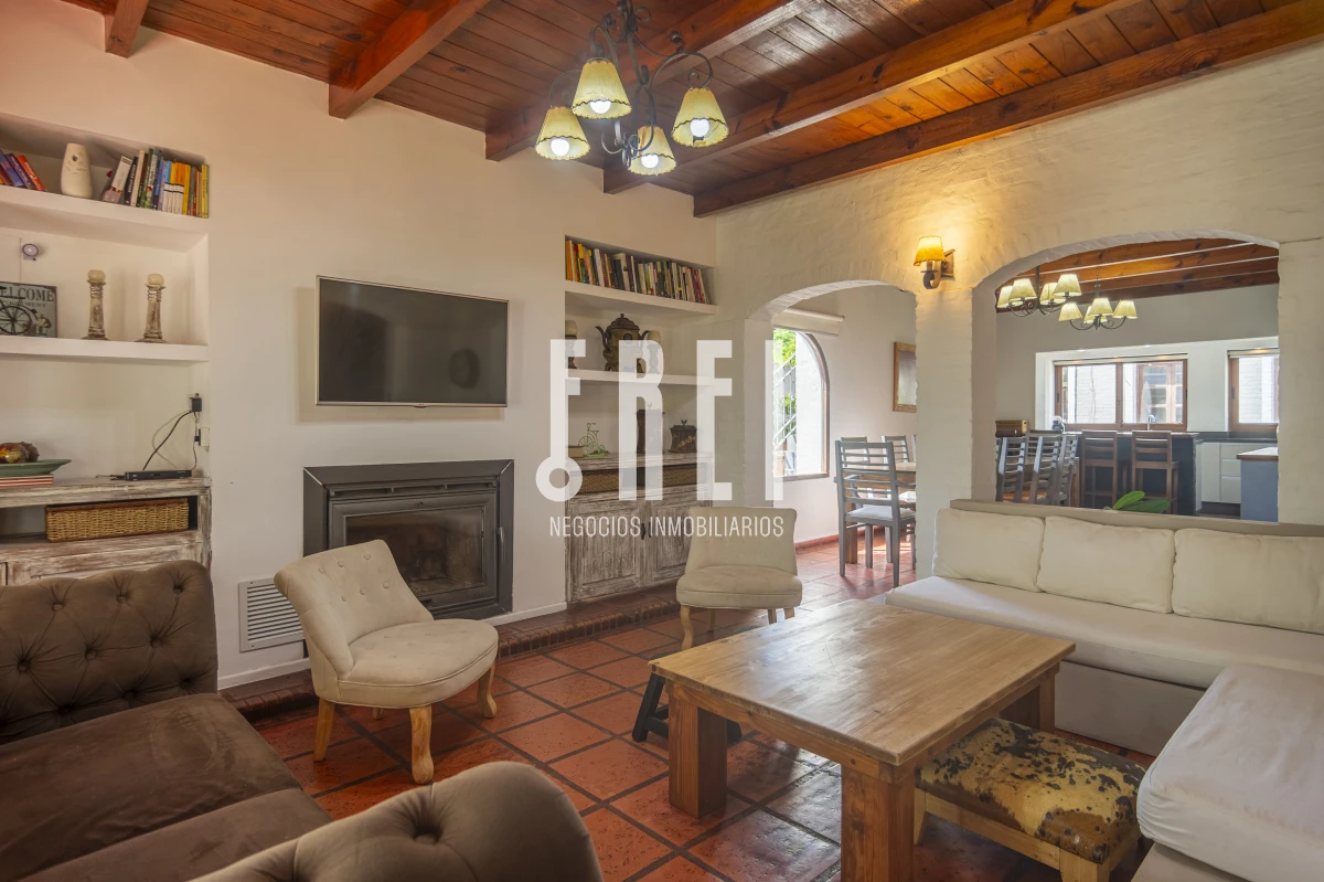 Casa ID.88 - HERMOSA CASA EN VENTA 3 DORMITORIOS+ CASA DE HUESPEDES PISCINA Y PARRILLERO