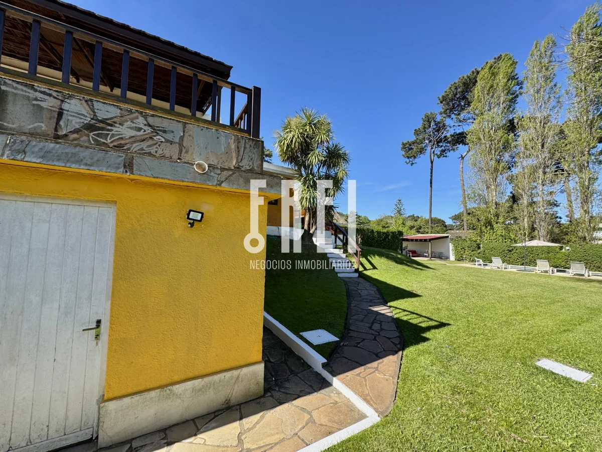 Casa ID.621 - Chalet 4 dormitorios en alquiler temporal Punta del Este