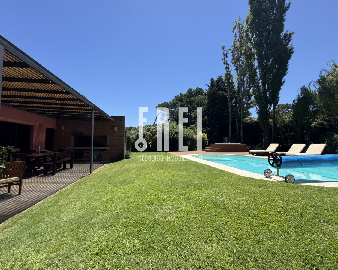 Casa ID.637 - Casa 2 dormitorios en Pinares, parrillero, piscina y jacuzzi.