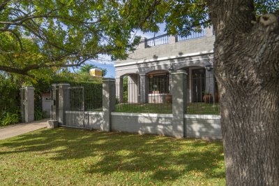 HERMOSA CASA EN VENTA 3 DORMITORIOS+ CASA DE HUESPEDES PISCINA Y PARRILLERO