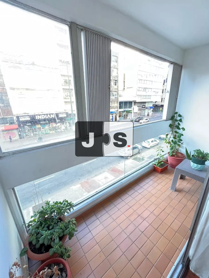 Apartamento ID.1633 - Venta Apartamento 1 dormitorio sobre 18 de julio con Renta