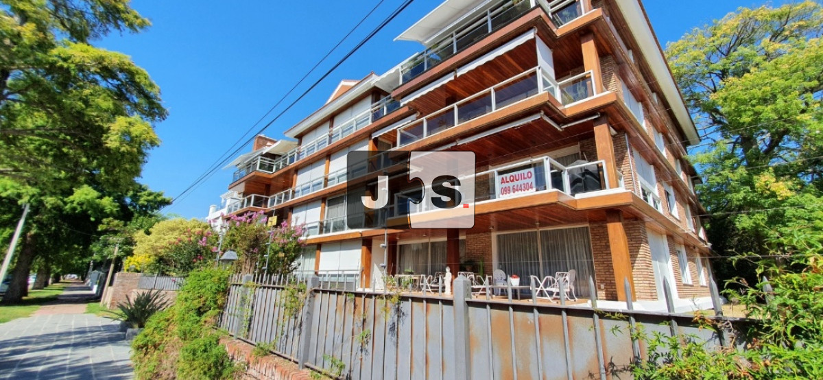 Apartamento ID.1934 - Alquiler Apartamento 3 Dormitorios y 4 Baños con Cochera Doble en Carrasco 