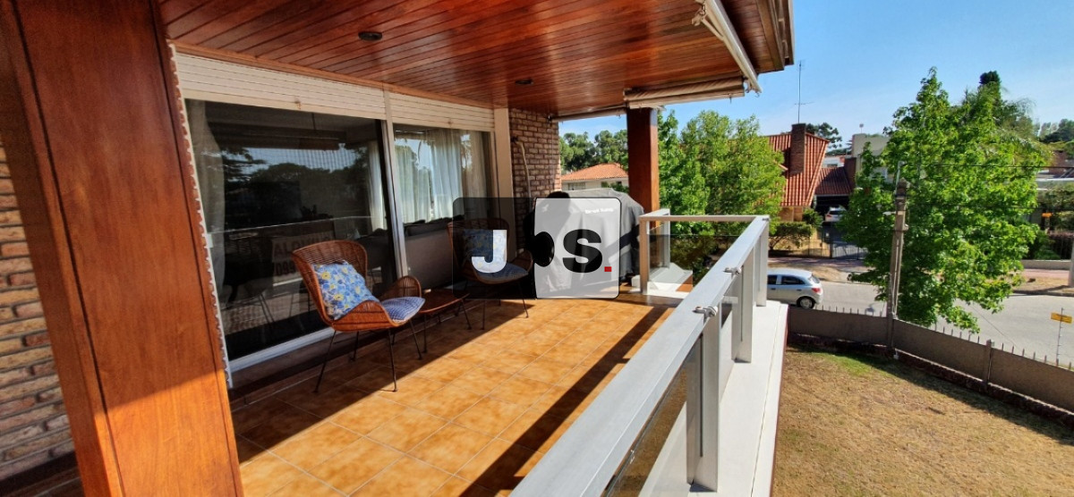 Apartamento ID.1934 - Alquiler Apartamento 3 Dormitorios y 4 Baños con Cochera Doble en Carrasco 