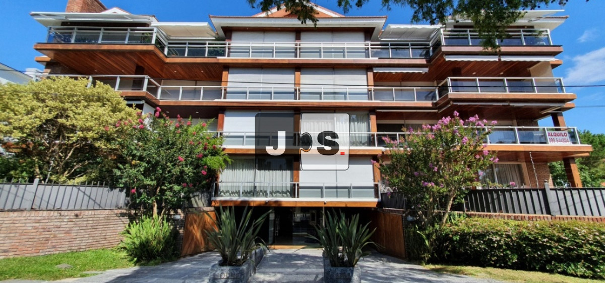 Apartamento ID.1934 - Alquiler Apartamento 3 Dormitorios y 4 Baños con Cochera Doble en Carrasco 