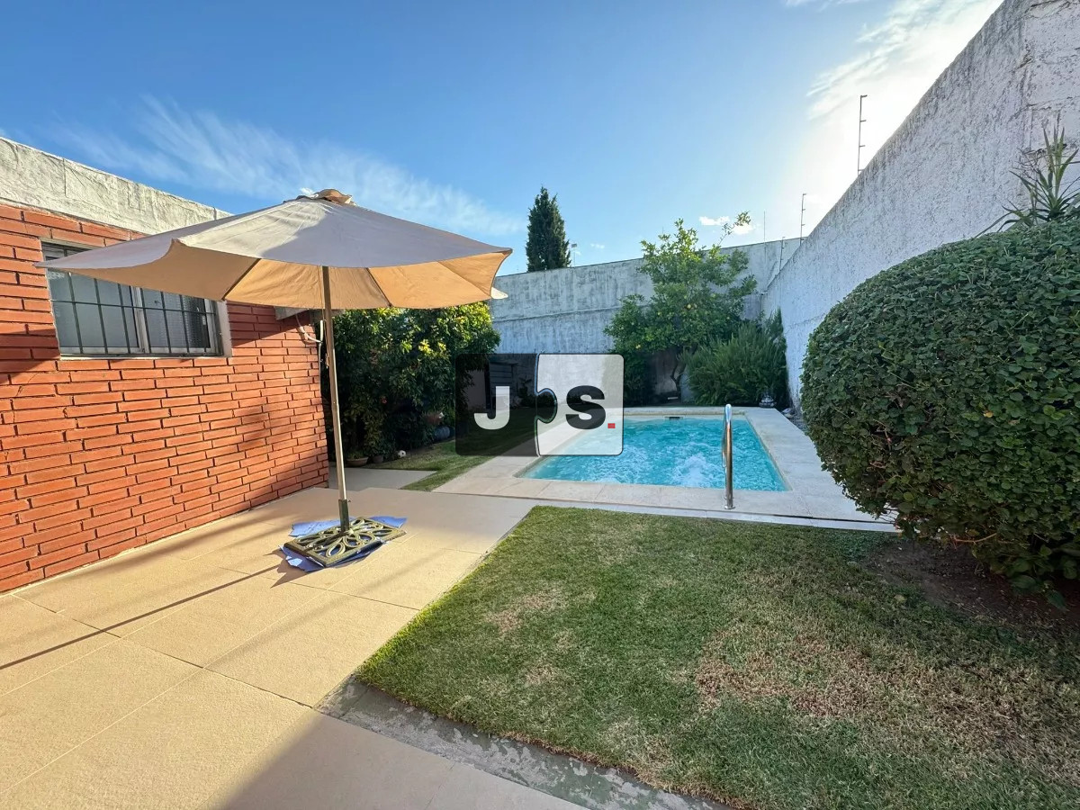 Casa ID.2684 - Vendo casa de 5 dormitorios en Punta Gorda con garage y piscina
