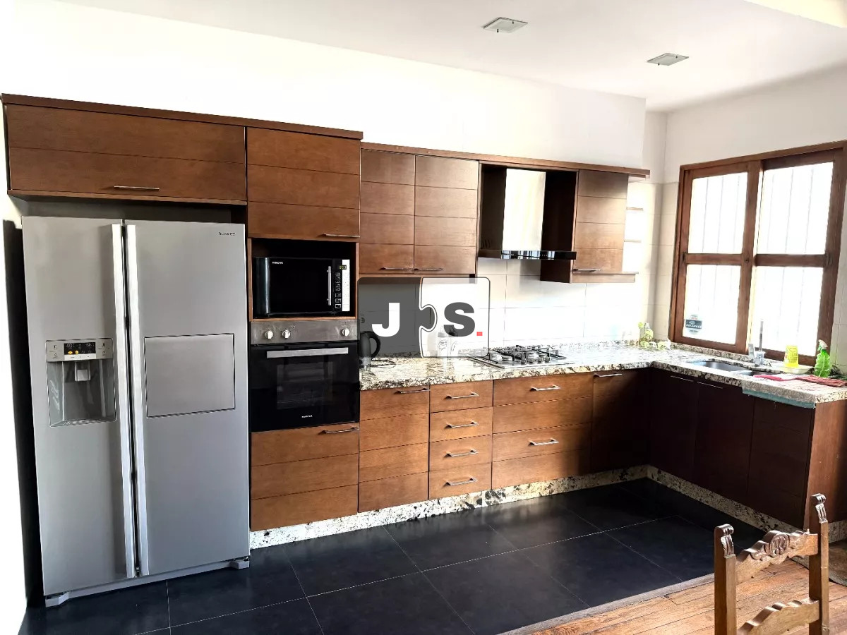 Casa ID.2787 - Vendo casa de 5 dormitorios en zona de Bella Vista 