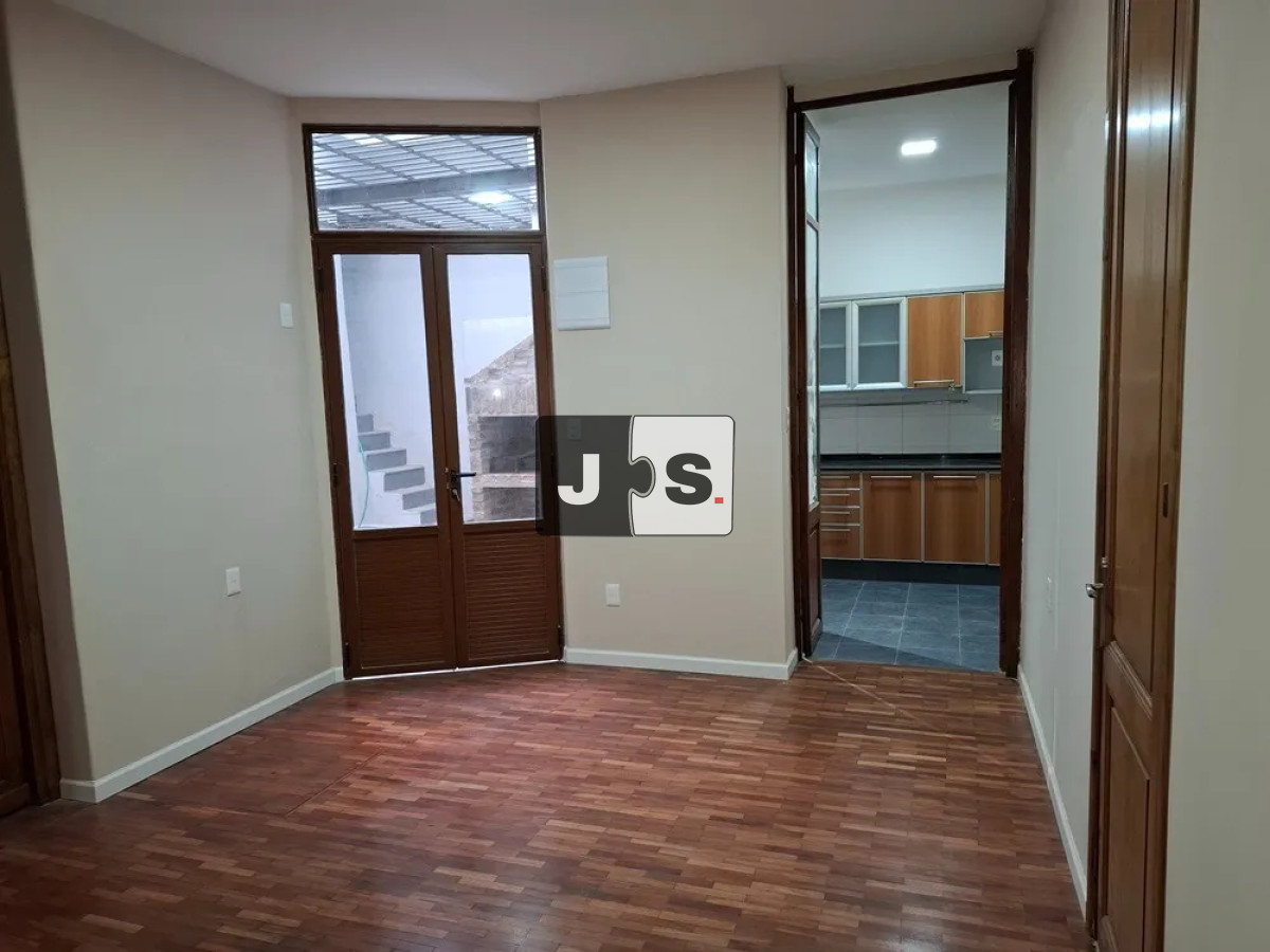 Casa ID.4444 - Venta casa 3 dormitorios y 2 baños, Gran Garaje. Barrio Cordón