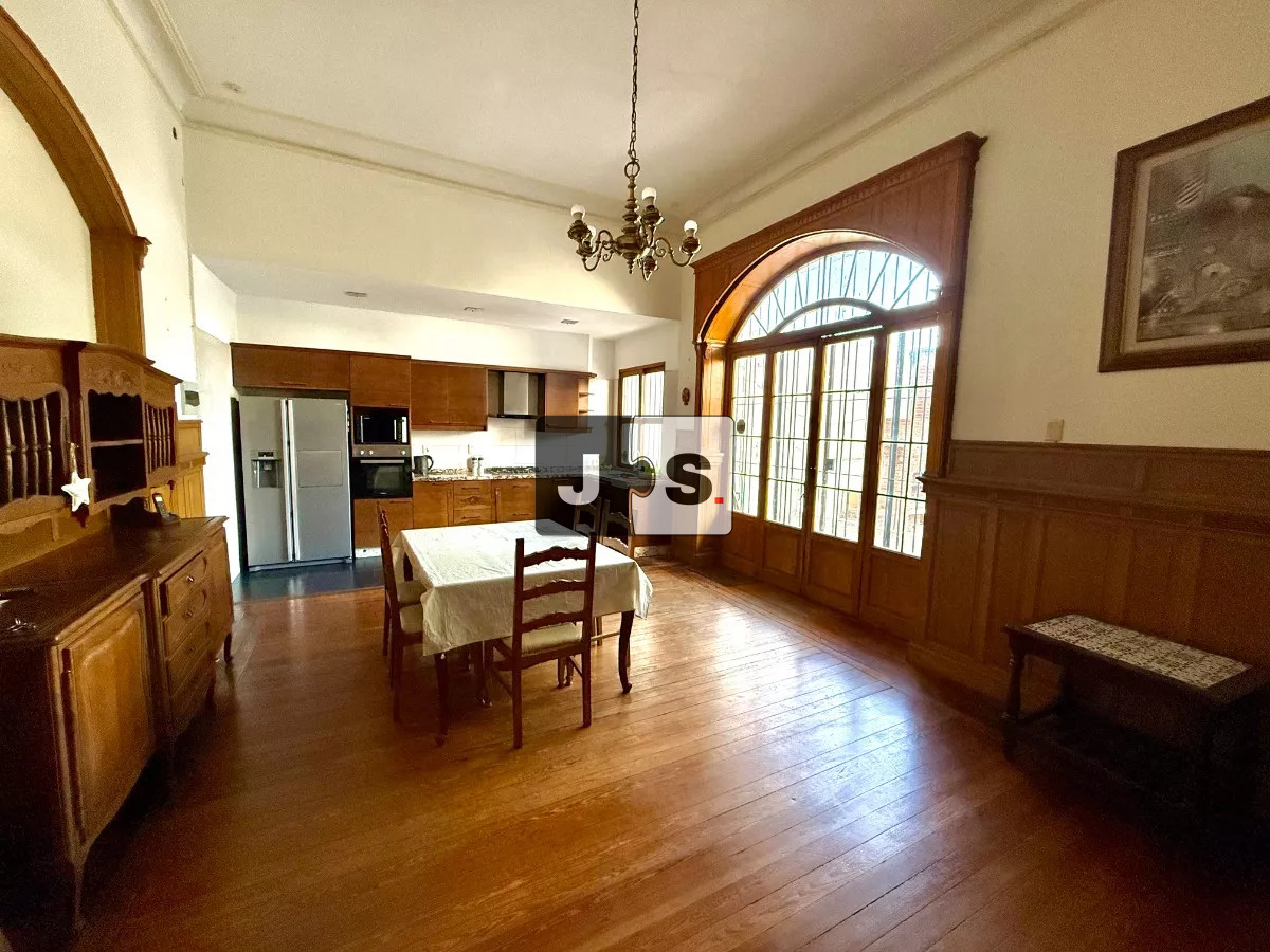 Casa ID.2787 - Vendo casa de 5 dormitorios en zona de Bella Vista 