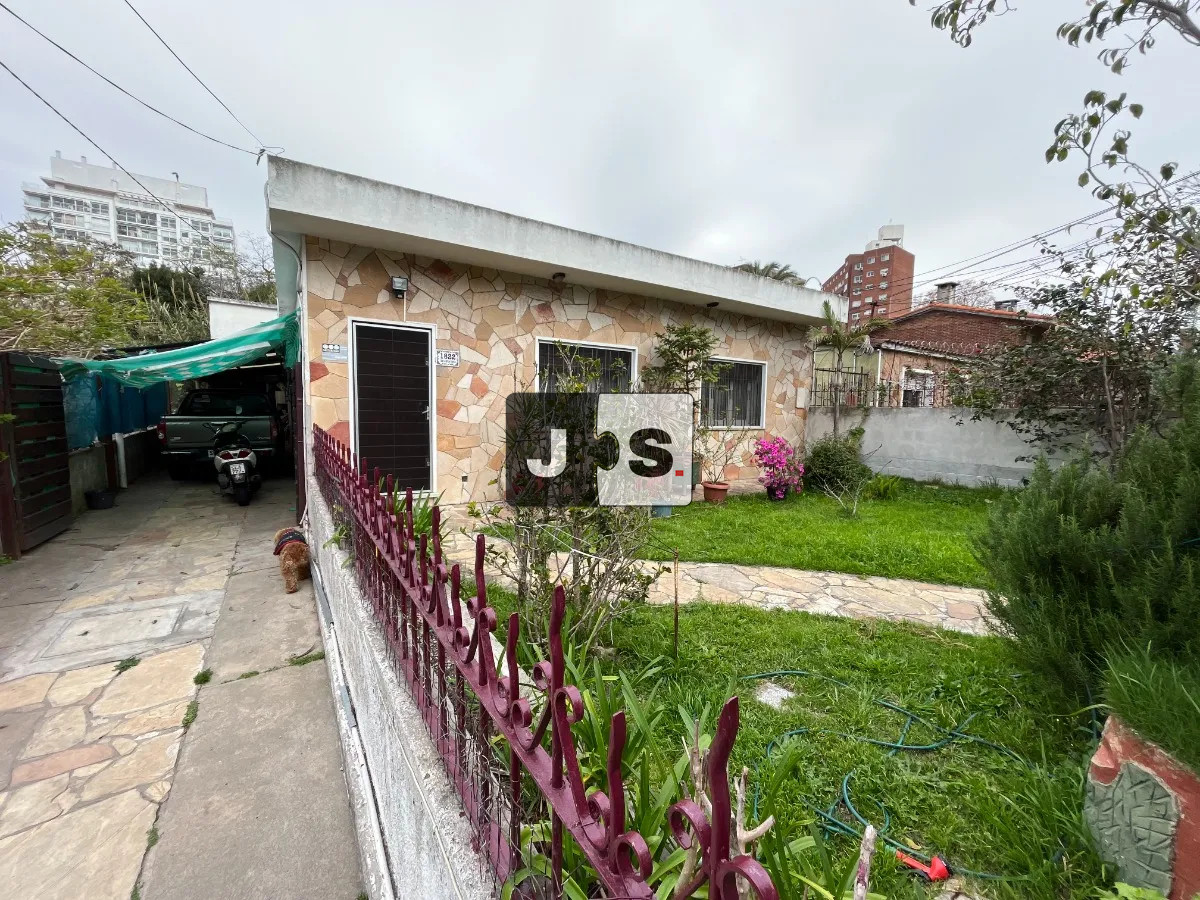 Casa ID.3643 - Vendo padrón con dos casas en Malvín con amplia cochera y patio
