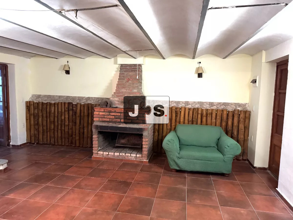 Casa ID.2787 - Vendo casa de 5 dormitorios en zona de Bella Vista 