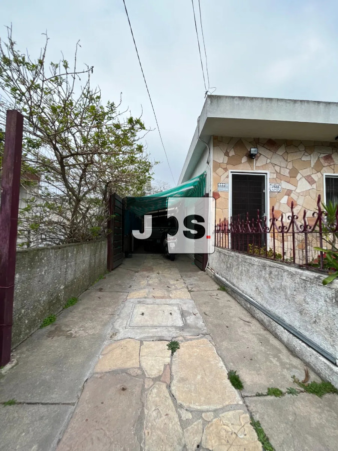 Casa ID.3643 - Vendo padrón con dos casas en Malvín con amplia cochera y patio