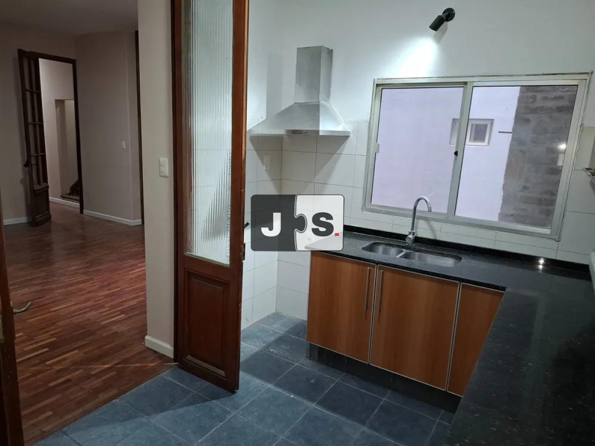 Casa ID.4444 - Venta casa 3 dormitorios y 2 baños, Gran Garaje. Barrio Cordón