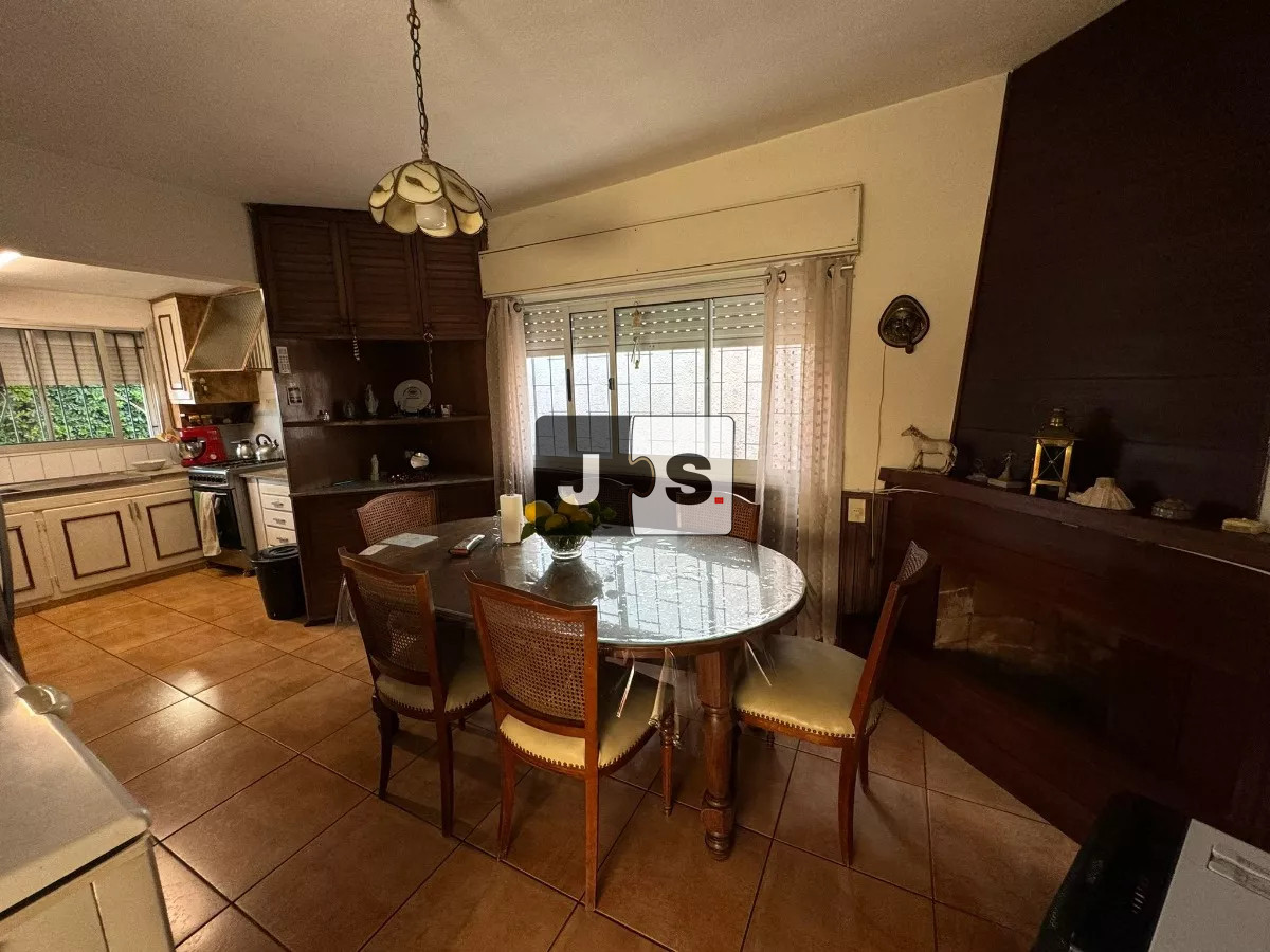 Casa ID.2684 - Vendo casa de 5 dormitorios en Punta Gorda con garage y piscina