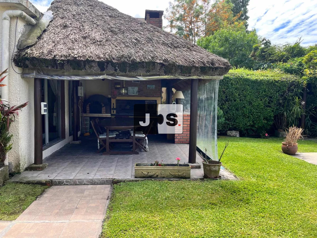 Casa ID.3274 - Venta Casa 3 Dormitorios, 2 baños, Piscina, Barbacoa, Malvin