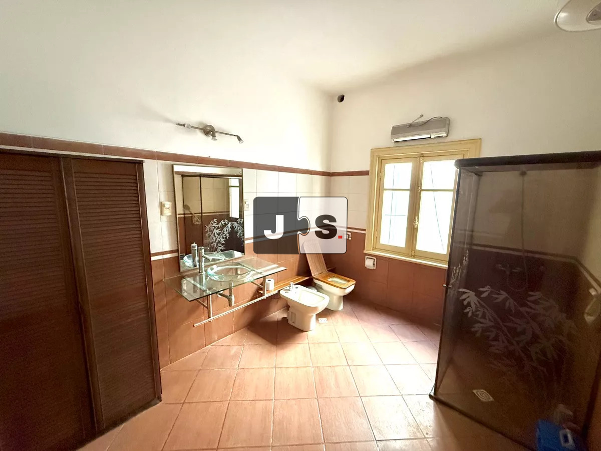 Casa ID.2787 - Vendo casa de 5 dormitorios en zona de Bella Vista 
