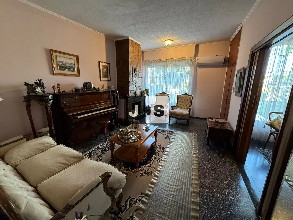 Casa ID.2684 - Vendo casa de 5 dormitorios en Punta Gorda con garage y piscina