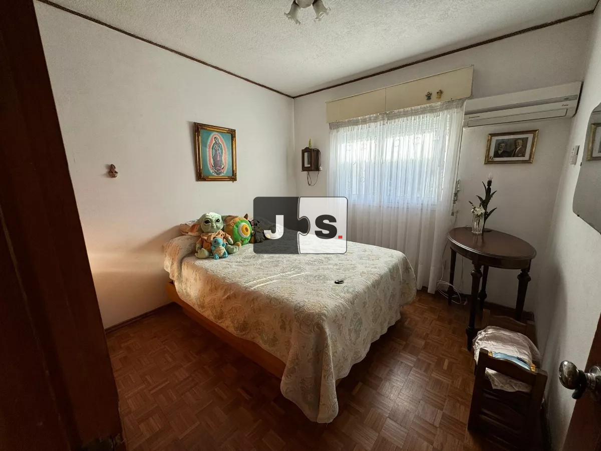 Casa ID.2684 - Vendo casa de 5 dormitorios en Punta Gorda con garage y piscina