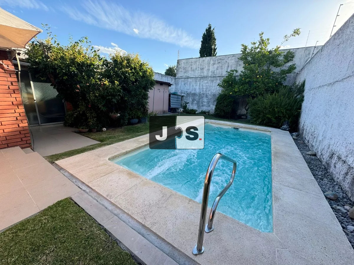 Casa ID.2684 - Vendo casa de 5 dormitorios en Punta Gorda con garage y piscina