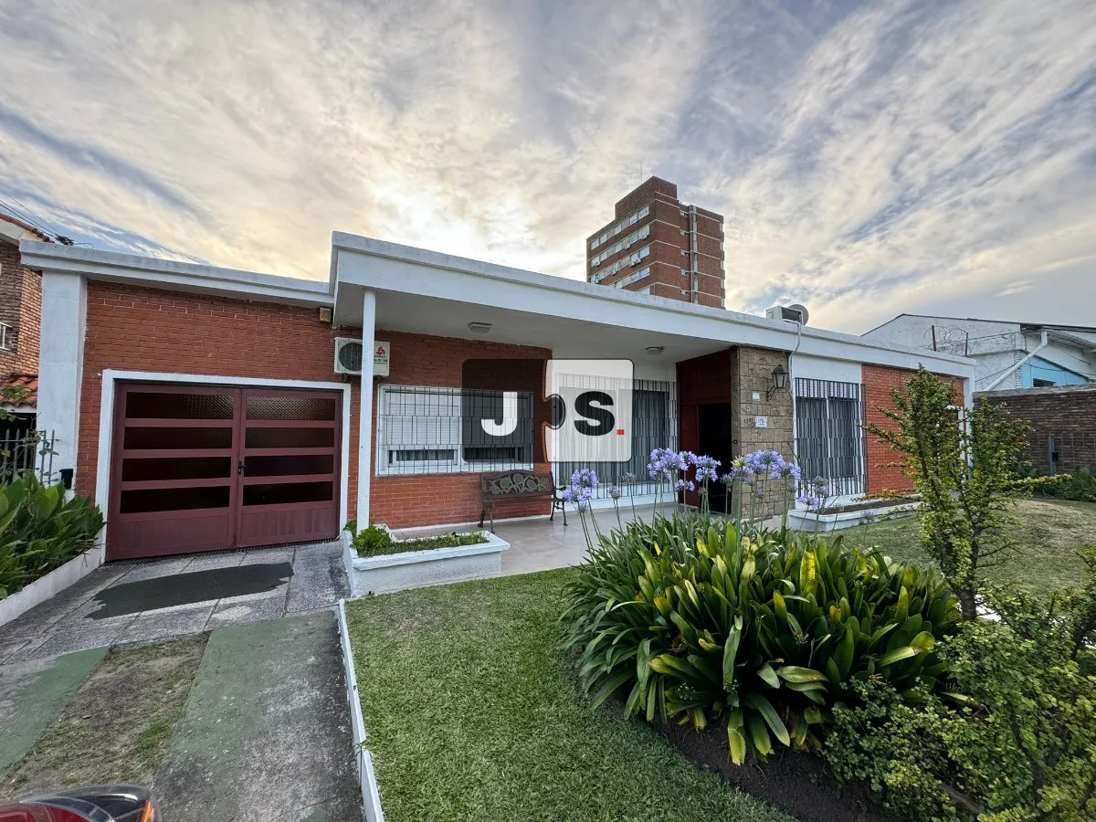 Casa ID.2684 - Vendo casa de 5 dormitorios en Punta Gorda con garage y piscina
