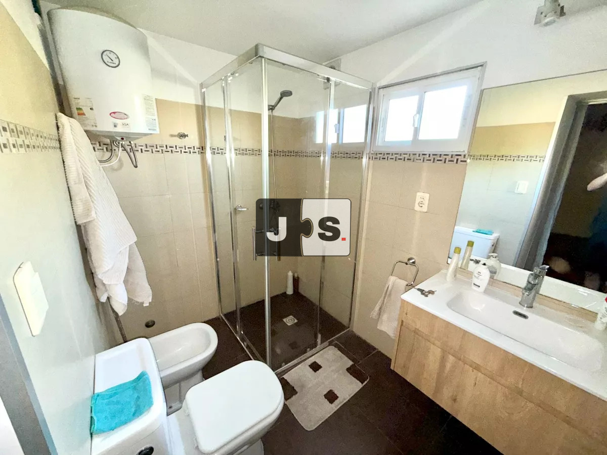 Casa ID.2787 - Vendo casa de 5 dormitorios en zona de Bella Vista 