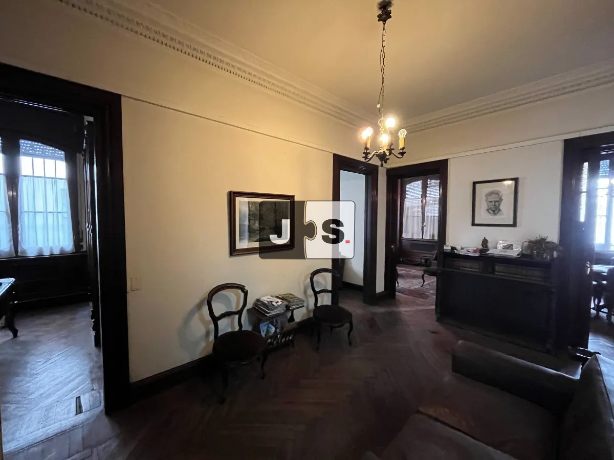 Casa ID.3807 - Vendo casa 6 dormitorios 3 baños y garage en Ciudad Vieja