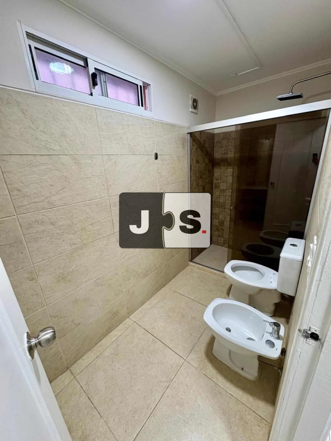 Casa ID.3735 - Vendo Casa mas Oficina, 4 Habitaciones , 4 Baños, Barrio Jacinto Vera