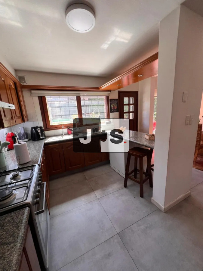 Casa ID.4258 - Vendo casa en Pocitos de 2 plantas, con piscina climatizada. 