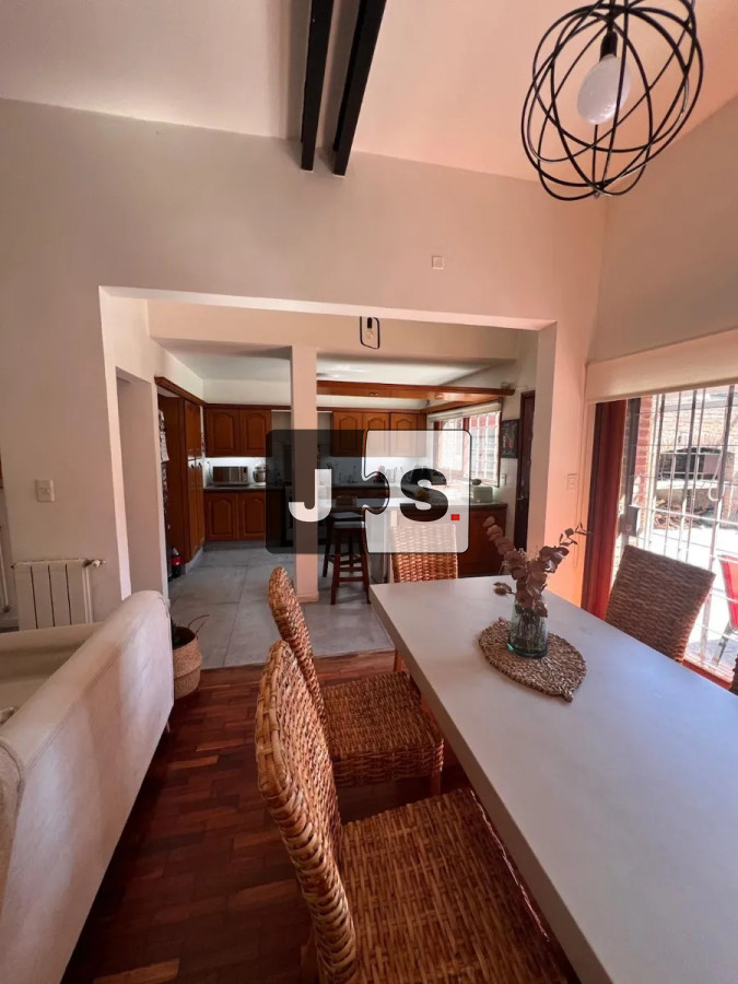 Casa ID.4258 - Vendo casa en Pocitos de 2 plantas, con piscina climatizada. 
