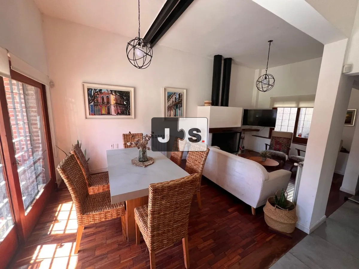 Casa ID.4258 - Vendo casa en Pocitos de 2 plantas, con piscina climatizada. 