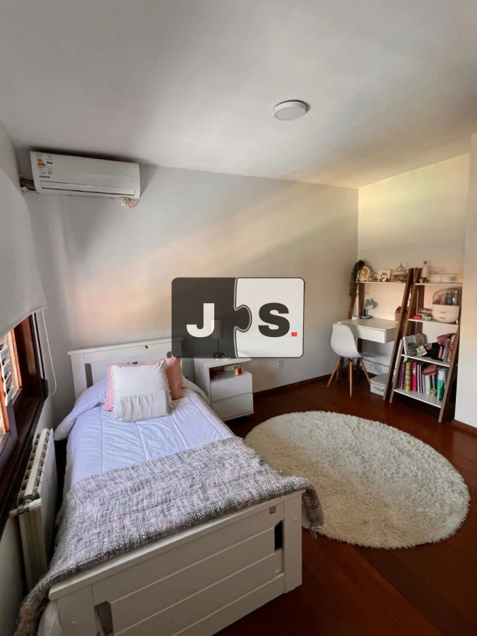 Casa ID.4258 - Vendo casa en Pocitos de 2 plantas, con piscina climatizada. 