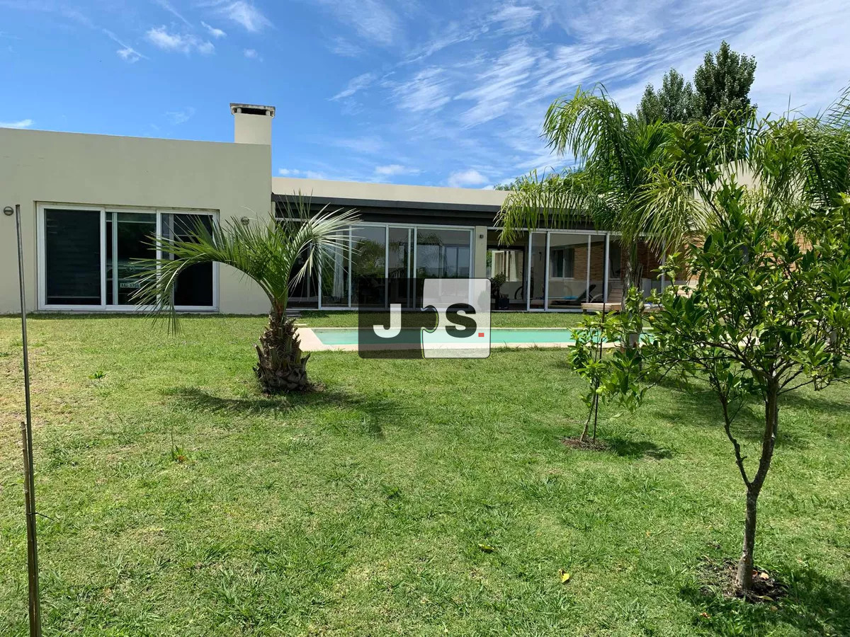 Casa ID.2319 - Venta casa Colinas de Carrasco 3 dormitorios Piscina Barbacoa