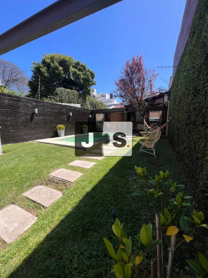 Casa ID.4258 - Vendo casa en Pocitos de 2 plantas, con piscina climatizada. 
